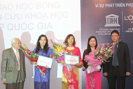 Ba nhà khoa học nữ nhận học bổng L'Oreal - UNESCO ngày 19/10. Từ trái qua phải: TS Nguyễn Thị Vân Anh, TS Đinh Thị Mai Thanh và TS Đoàn Thị Mai Hương.